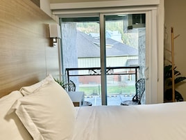 Studio with Mountain View and Balcony | Roupas de cama premium, edredons de pluma, camas com colchões pillow-top