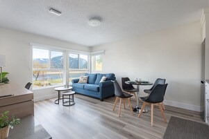 Honeymoon Suite Lake View with Kitchen | Lake view