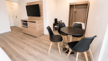 Comfort suite | Woonruimte | Een 32-inch smart-tv met kabelzenders