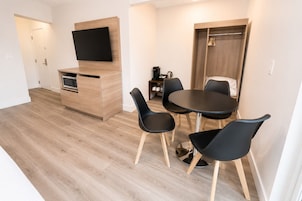 Suíte conforto | Área de estar | Smart TV 32 polegadas com canais a cabo