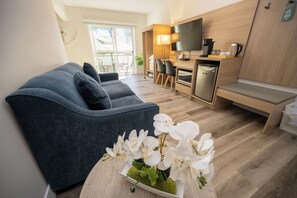 Comfort-Studiosuite, 1 Queen-Bett und Schlafsofa, Nichtraucher, Balkon | Wohnbereich | 32-Zoll-Smart-TV mit Kabelempfang