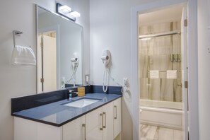 Suite Deluxe | Salle de bain | Séchoir à cheveux, serviettes fournies, savon, shampooing