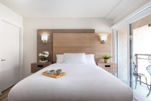 Premium bedding, down comforters, pillowtop beds, in-room safe - Harrison Grand Motel LTD. (Harrison Hot Springs)