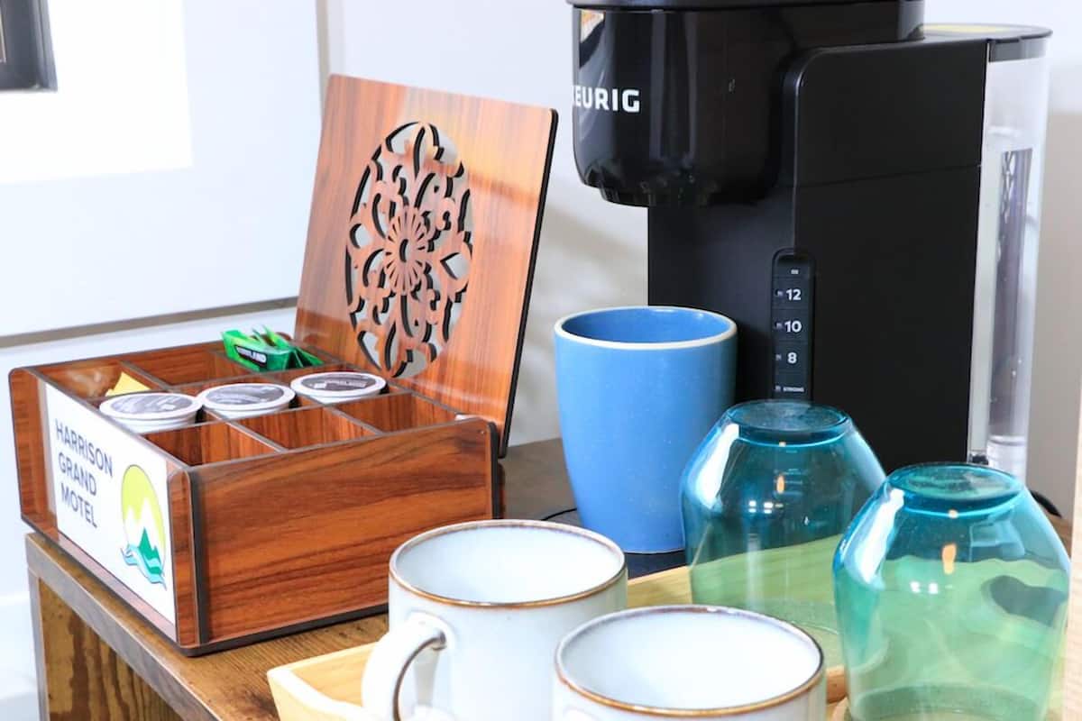 Microwave, paper towels