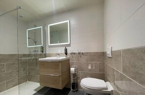 Een regendouche, een haardroger, vloerverwarming, handdoeken