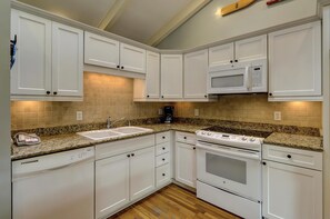 Casa, varias camas, cocina, vista a la alberca (9 Laughing Gull) | Cocina privada | Refrigerador, microondas, horno y parrilla de estufa 