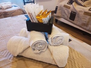 家庭房 | 客房内保险箱、办公桌、笔记本电脑工作区、遮光窗帘