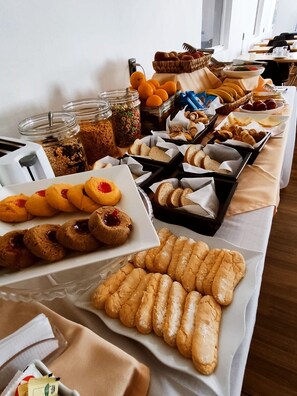 包含每日自助早餐