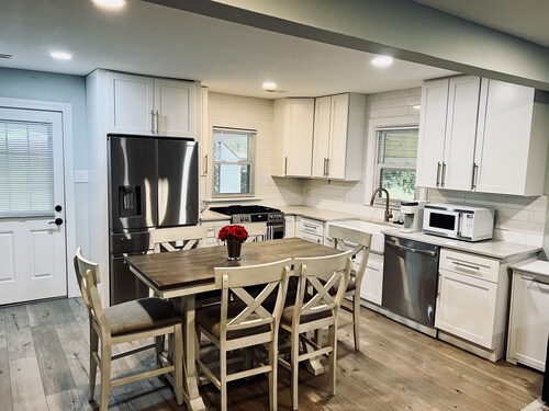 ‘Big’ Little Farmhouse w Hot Tub- 4bd