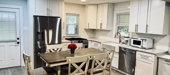 ‘Big’ Little Farmhouse w Hot Tub- 4bd