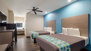 Standard dubbelrum - 2 dubbelsängar | Skrivbord, arbetsyta för laptop, strykjärn/strykbräda och gratis wi-fi