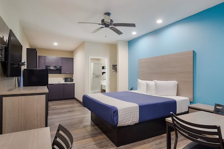 Deluxe Room, 1 King Bed, Kitchenette | Desk, laptop workspace, iron/ironing board, free WiFi. Scottish Inns & Suites Hitchcock/Santa Fe