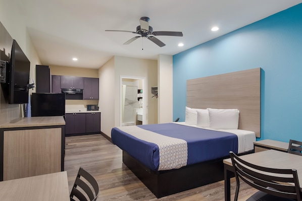 Deluxe Room, 1 King Bed, Kitchenette | Desk, laptop workspace, iron/ironing board, free WiFi - Scottish Inns & Suites Hitchcock/Santa Fe (Hitchcock)