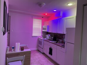 Apartamento luxo | Cozinha privada | Geladeira grande, micro-ondas, fogão, cooktop