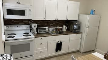 Deluxe Apartment | Private kitchen | Full-sized fridge, microwave, oven, stovetop