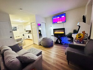 Apartamento Deluxe | Zona de estar | Televisión LED de 55 pulgadas con canales digitales, una televisión