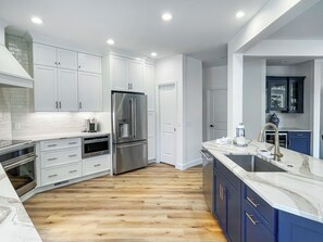 Refrigerador, microondas, horno, placa de cocina