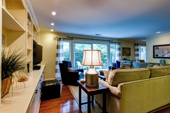 Casa, letti multipli, cucina, vista giardino (9 Pine Court) | Area soggiorno | TV 40 pollici con canali digitali