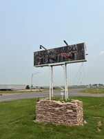 Un cartel con el texto 'High Plains INTN' en la carretera, en una zona rural.