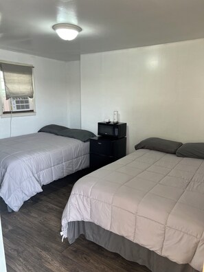 Comfort Double Room, 2 Double Beds | Premium bedding, Tempur-Pedic beds, free WiFi, bed sheets - High Plains Inn (Newell)