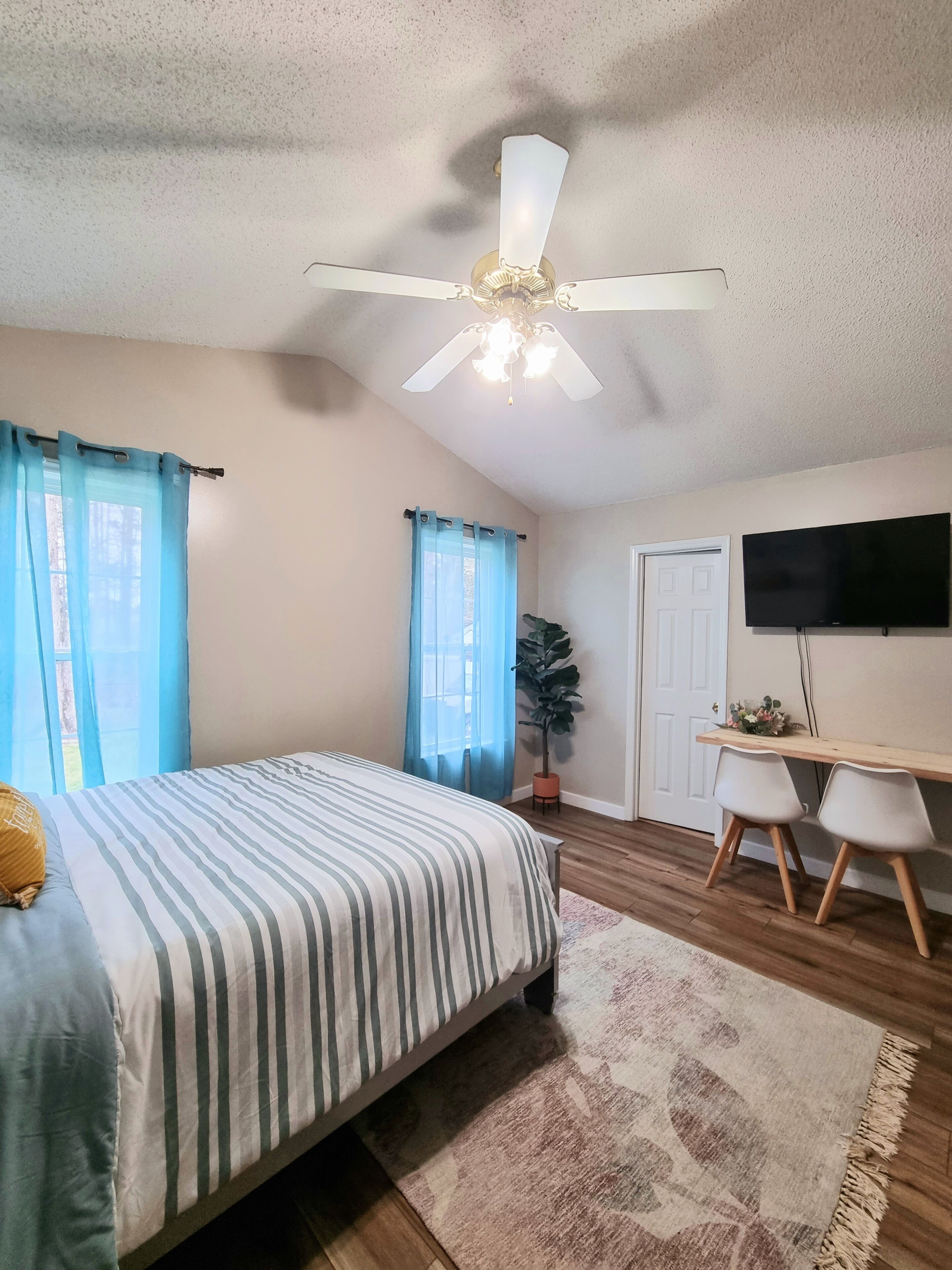 Private cozy studio w/ independent entrance- close to I540
