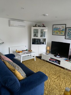 คอทเทจ | บริเวณนั่งเล่น | ทีวี 30 นิ้ว พร้อมช่องเคเบิล