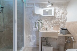 Shower, hair dryer - Bianco Calce Ostuni (Ostuni)