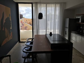 Frigorífico, microondas, placa de cocina y lavavajillas