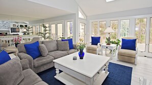 Nhà, nhiều giường, bếp, quang cảnh vườn (10 Genoa Court) | Khu phòng khách