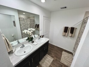 NEW 3BR Spacious & Lux House 10 Min IAH | Badezimmer