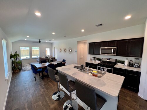 NEW 3BR Spacious & Lux House 10 Min IAH