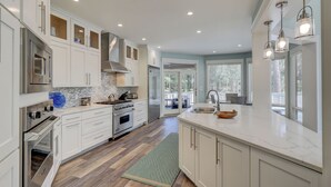 Rumah, Beberapa Tempat Tidur, dapur, pemandangan kolam renang (10 Laughing Gull) | Dapur pribadi | Mesin pembuat kopi/teh, lemari es, microwave, dan oven