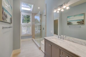 Casa, varias camas, cocina, vistas a la piscina (10 Laughing Gull) | Baño | Toallas