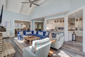 Rumah, Beberapa Tempat Tidur, dapur, pemandangan kolam renang (10 Laughing Gull) | Area keluarga | Televisi 40-inci dengan saluran TV kabel