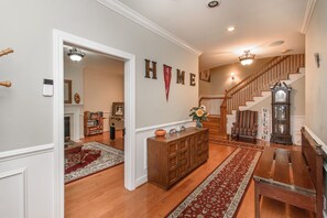 Interior - 10 bedroooms/baths, 4 mi from VT (Blacksburg)