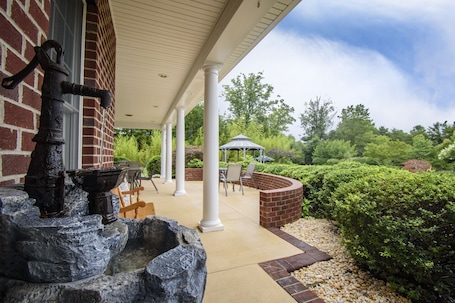 Terrace/patio. 10 bedroooms/baths, 4 mi from VT