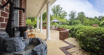 10 bedroooms/baths, 4 mi from VT