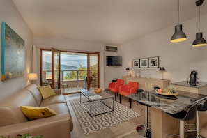 TV - Luxury apartment with sea view 10 mn from the beach (Donja Lastva)