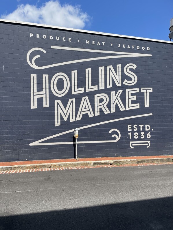 A wall with the text "HOLLINS MARKET" and "ESTD. 1836" indicating the establishment year. - Downtown Suite - Close to Topgolf, Horseshoe Casino, UM Baltimore (Baltimore)