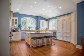 Casa, várias camas, cozinha, vista para a piscina (11 Cedar Waxwing) | Cozinha privada | Geladeira, micro-ondas, fogão, cooktop