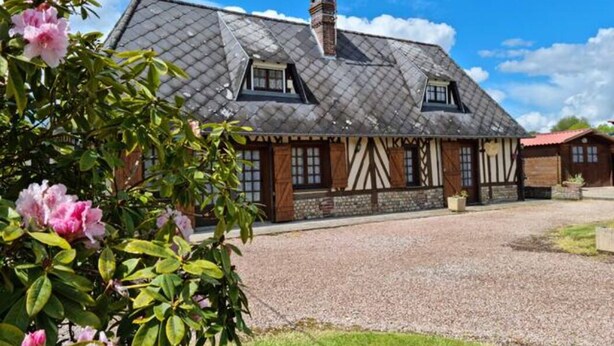 A traditional building with a sloped roof, a chimney, and a gravel driveway. - Le Clos du Savourey, charming Normandy farmhouse, sleeps 6 (Saint-Aubin-de-Scellon)