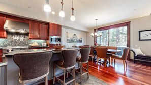 Dining - Luxurious and Elegant Mountain Living in the Heart of Mammoth. Ski,Golf,Jaccuzi (Mammoth Lakes)