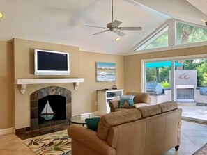 40-inch TV with cable channels - 11 Ridgewood Lane at Sea Pines Resort (Hilton Head Island)