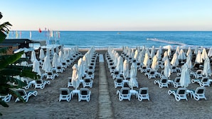 Private beach nearby, sun loungers, beach umbrellas, beach towels - Alessia Hotel & Spa (Manavgat)