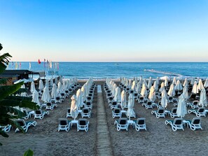 Privatstrand in der Nähe, Liegestühle, Sonnenschirme, Strandtücher