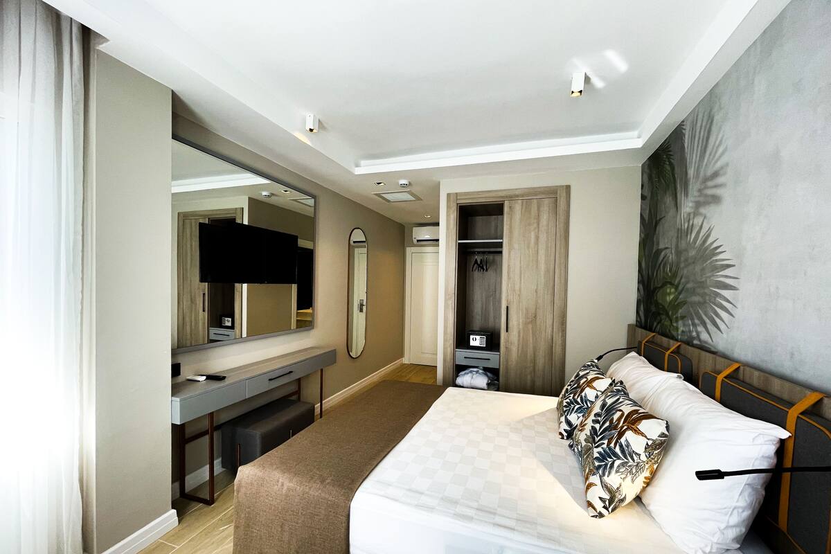 Premium bedding, Select Comfort beds, minibar (some free items)