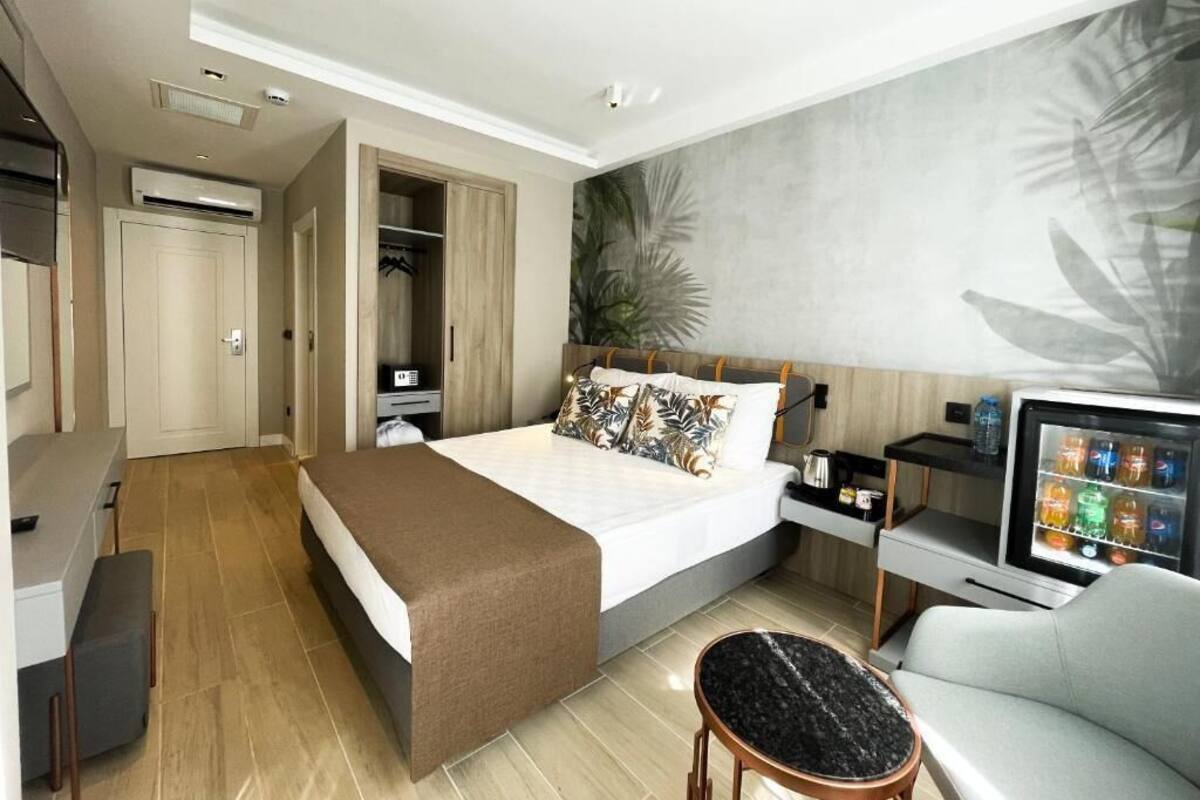 Premium bedding, Select Comfort beds, minibar (some free items)