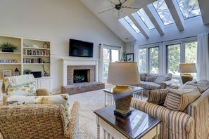 Casa, varias camas, cocina, vista a la alberca (12 Black Tern) | Área de sala de estar | Televisión de 40 pulgadas con canales por cable 