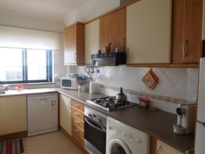 Kühlschrank, Mikrowelle, Ofen, Geschirrspüler