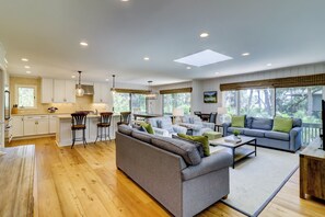Ferienhaus, Mehrere Betten, Poolzugang, Poolblick (13 Spotted Sandpiper) | Wohnbereich | 40-Zoll-Fernseher mit Digitalempfang